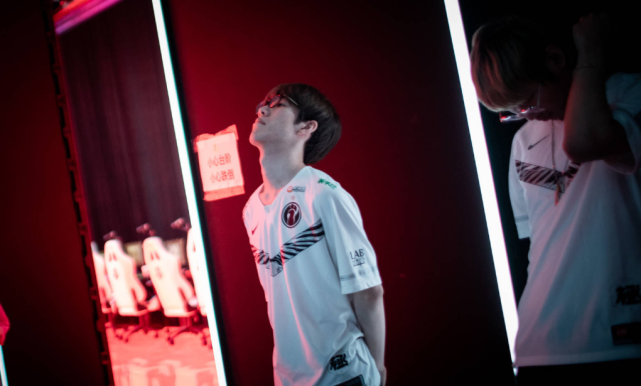 瞬息万变的 瞬息万变的